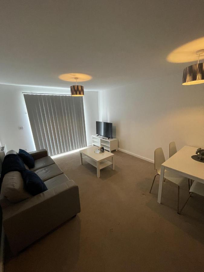 Modern 2-Bed Apartment In The Heart Of Salford Quays 외부 사진