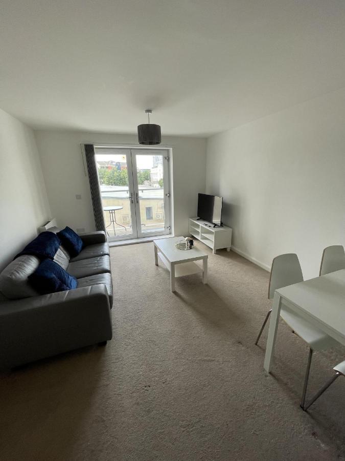 Modern 2-Bed Apartment In The Heart Of Salford Quays 외부 사진