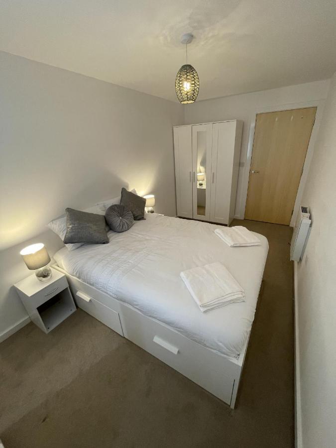 Modern 2-Bed Apartment In The Heart Of Salford Quays 외부 사진