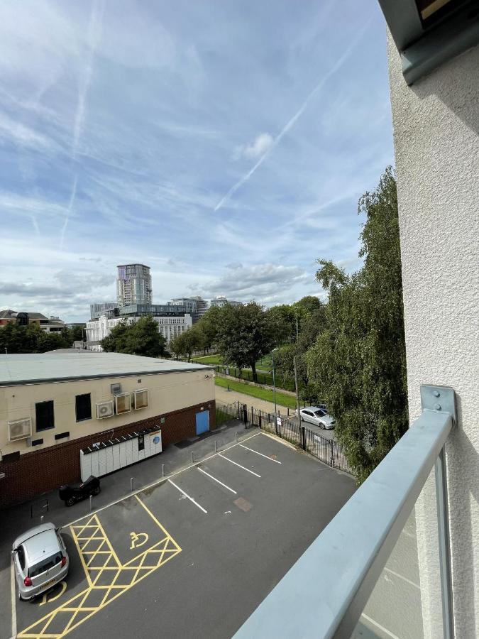Modern 2-Bed Apartment In The Heart Of Salford Quays 외부 사진