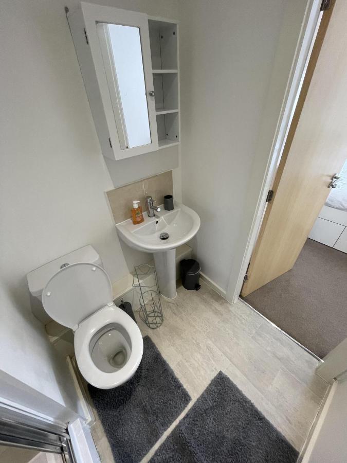 Modern 2-Bed Apartment In The Heart Of Salford Quays 외부 사진
