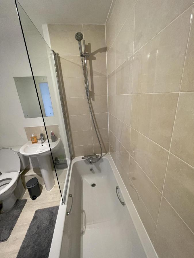 Modern 2-Bed Apartment In The Heart Of Salford Quays 외부 사진