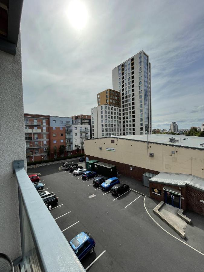 Modern 2-Bed Apartment In The Heart Of Salford Quays 외부 사진