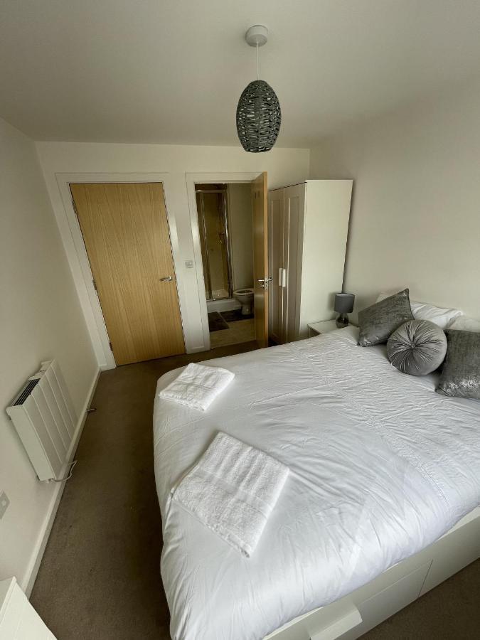 Modern 2-Bed Apartment In The Heart Of Salford Quays 외부 사진
