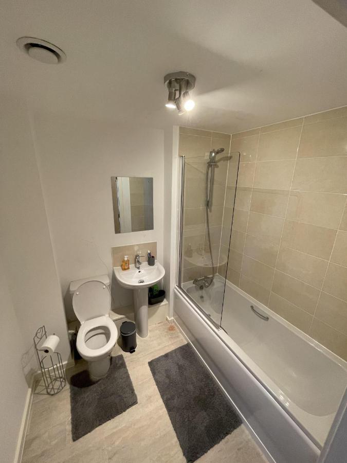 Modern 2-Bed Apartment In The Heart Of Salford Quays 외부 사진