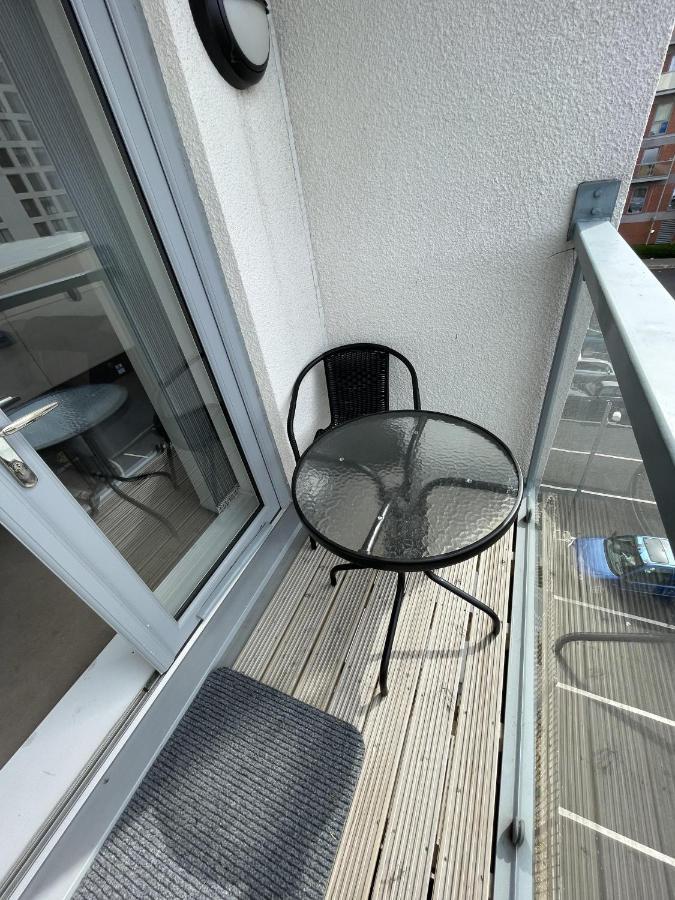 Modern 2-Bed Apartment In The Heart Of Salford Quays 외부 사진